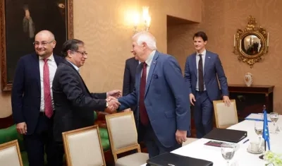 El Presidente Petro se saluda con Josep Borrell, alto representante de la Unión Europea (UE) para los Asuntos Exteriores y Política de Seguridad.