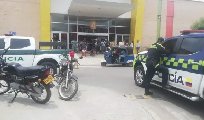 Policía vigilando el Centro Comercial Nuestro Atlántico.