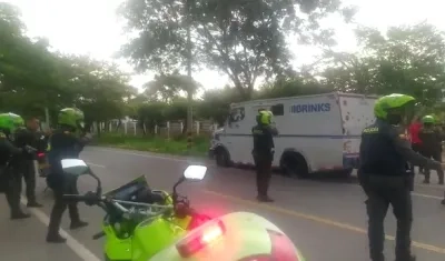 Policías rodean el camión de valores en cuyo interior permanecen los delincuentes