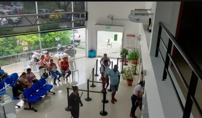 Ciudadanos en el Banco Agrario.