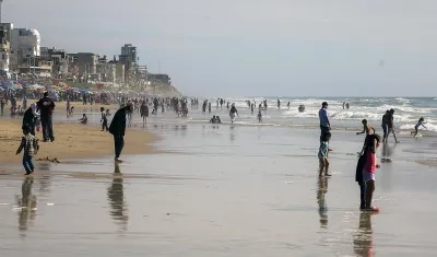 Visitantes disfrutan de la playa pese a las restricciones por la alta contaminación, en la ciudad de Tijuana.