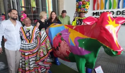 Artista plástico Luis Romero junto a la primera obra 'Vacasquilla'.