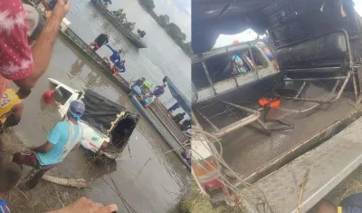 Rescatado el carro que cayó de un ferry al río.
