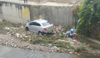 Vehículo arrastrado por el arroyo El salao