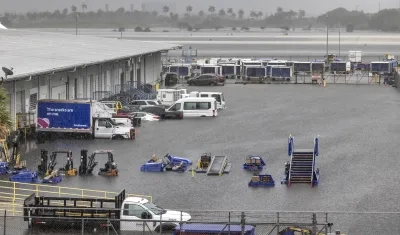 Las lluvias inundaron la pista del aeropuerto de Fort Lauderdale y otras áreas.