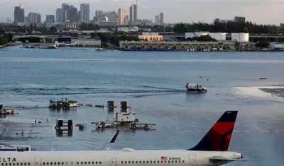 Así permanecía la pista del aeropuerto de Fort Lauderdale este jueves.