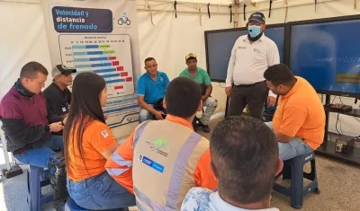 La Agencia Nacional de Seguridad Vial en una jornada de pedagogía a conductores de vías.