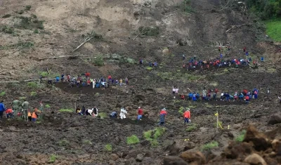 Rescatistas buscan sobrevivientes del alud registrado en Alausí, una población de los Andes de Ecuador.