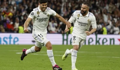 Marco Asensio, autor del segundo gol, celebra con Dani Carvajal.