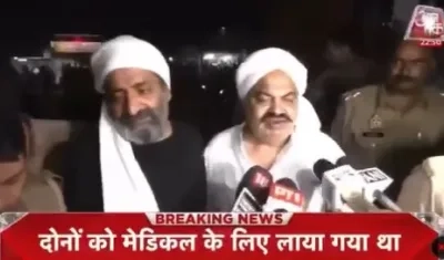 Atiq Ahmed, a la derecha, y su hermano Ashraf, minutos antes de ser asesinados a bala.