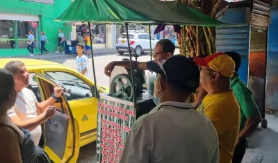 Joaquín Cervantes, presidente de Asovendedores, habla con varios afiliados en el Centro de Barranquilla.