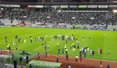 Los aficionados del Once Caldas no dejaron finalizar el juego contra Alianza Petrolera. 