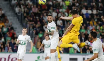 Robert Lewandoswki, autor de un doblete, cabecea a la portería del Elche.