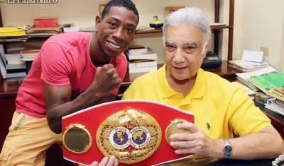 Billy Chams con Jhonatan 'Momo' Romero, quien se coronó campeón mundial un mes antes del fallecimiento de su apoderado.