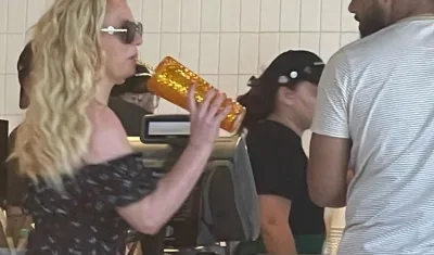 Britney Spears en una tienda de Starbucks en Dorado, en el norte de Puerto Rico.