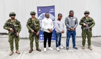 Tulio Peña Enríquez, segundo a la derecha, junto a otros dos capturados