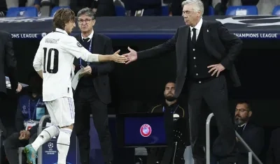 Carlo Ancelotti saluda a Luka Modric tras sustituirle. 