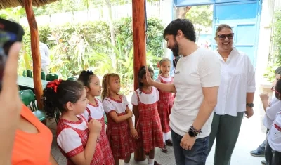 El Alcalde Jaime Pumarejo con estudiantes del Colegio Jorge N. Abello, uno de los beneficiados con  obras con ampliaciones y reparaciones en este 2023