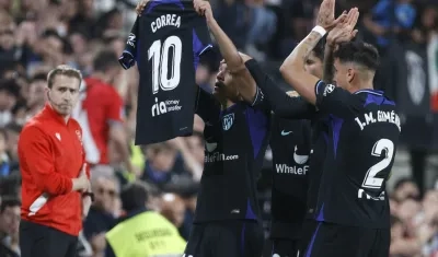 Nahuel Molina sostiene la camiseta de Ángel Correa, en homenaje a su madre fallecida.