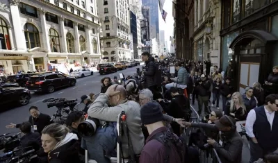 Muchos medios de comunicación aguardan en los alrededores de la corte la llegada de Donald Trump.