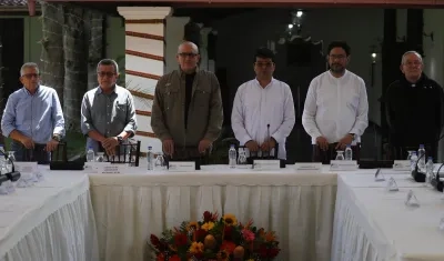 Los voceros del ELN, Aureliano Carbonell, Pablo Beltrán y Antonio García, junto a los representantes del Gobierno de Colombia, Iván Rueda e Iván Cepeda, y el sacerdote Héctor Fabio Henao.