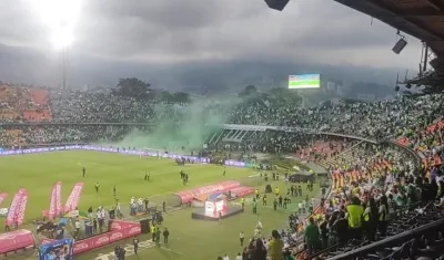 Aspecto de los disturbios en el estadio Atanasio Girardot de Medellín. 