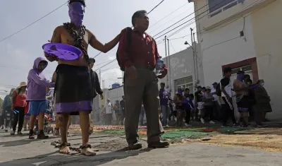 Devotos participan en la procesión de los engrillados este Viernes Santo, durante las celebraciones de Semana Santa, en el municipio de Atlixco, en Puebla.