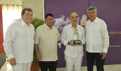 Helmut Bellingrodt, Guillermo Cepeda, Efraín Peñate y Estewil Quesada durante la entrega de los premios.