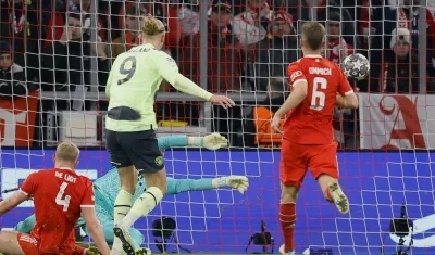 Erling Haaland botó un penalti y luego marcó este gol que puso en ventaja al Manchester City.