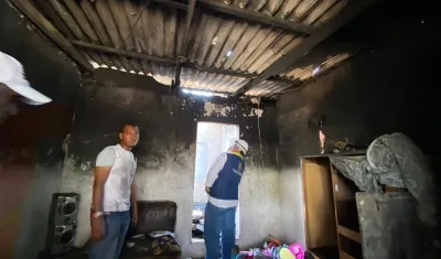 Personal de la Oficina Asesora para la Gestión del Riesgo de Desastres revisa el estado en que quedaron los 4 apartamentos.