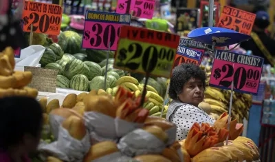 Comerciantes ofrecen productos en el Mercado de Jamaica, Ciudad de México