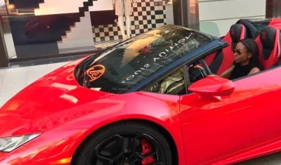 Jenny Ambuila a bordo de uno de sus lujosos automóviles.