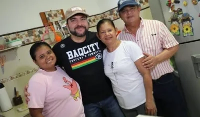 El Alcalde Pumarejo y su Secretario de Obras, Rafael Lafont, con una de las familias beneficiadas de Las Malvinas.