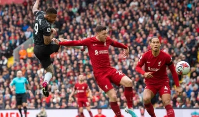 El brasileño Gabriel Jesús, de cabeza, marcó el segundo gol del Arsenal.