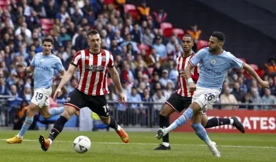 Riyad Mahrez marca el segundo gol de su cuenta personal ante el Sheffield.