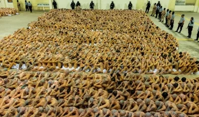 Prisioneros de la megacárcel construida por el presidente salvadoreño Nayib Bukele.