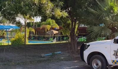  Agentes periciales inspeccionan una escena del crimen donde fueron asesinadas siete personas en un balneario del municipio de Cortázar, en Guanajuato 