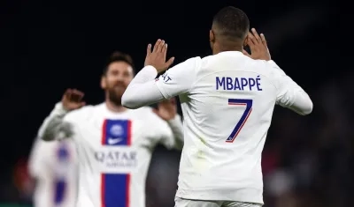 Kylian Mbappé y Lionel Messi festejan durante el partido contra el Angers.