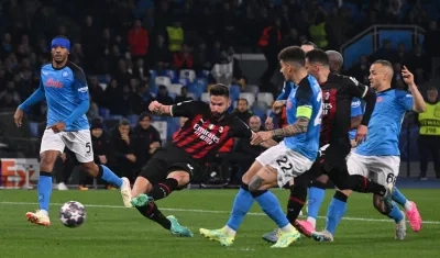 Olivier Giroud marcó en esta acción el gol que puso en ventaja al Milan.