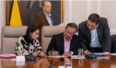 El Presidente Petro en una foto de archivo con Mauricio Lizcano, nuevo Ministro de las TIC, el canciller Álvaro Leyva, y la jefe de despacho, Laura Sarabia, que siguen en los cargos.