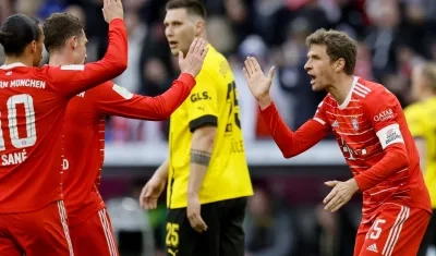 Thomas Müller (derecha) marcó un doblete para el Bayern Múnich.