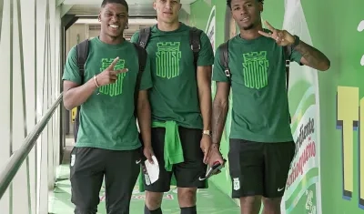 Óscar Perea, Nelson Deossa y Nelson Palacio, jugadores del Atlético Nacional a su salida de Rionegro.