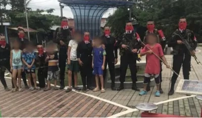Los menores junto a los guerrilleros del ELN
