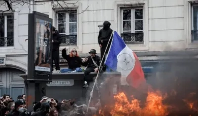 Personas salen a las calles para rechazar la nueva reforma pensional