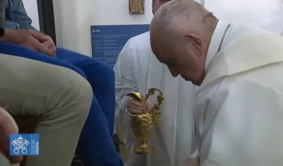 El Papa en el lavatorio de pies en la Casa del Marmo en Roma.