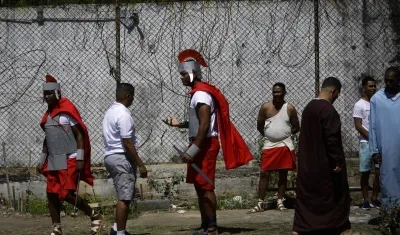  Varios internos del Centro de Detención de Tinajitas en la escenificación de la Pasión de Cristo