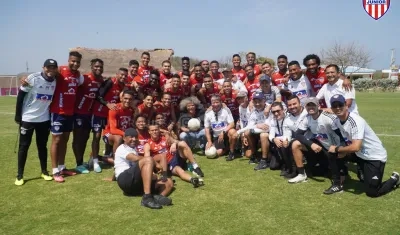 'El Pibe' Valderrama con el grupo de jugadores y técnicos del Junior.