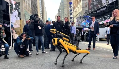  Fotógrafos captan al robot Digidog durante una conferencia de prensa para presentar nueva tecnología policial celebrada en Times Square.