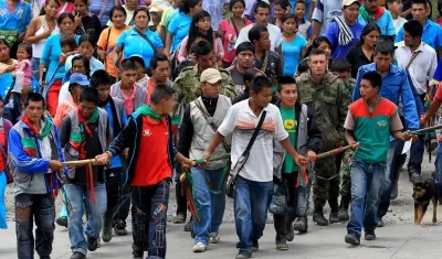 Fotografía de archivo tomada en marzo de 2013, en la que se registró a miembros de la guardia indígena al custodiar a tres soldados en Caldono, Cauca