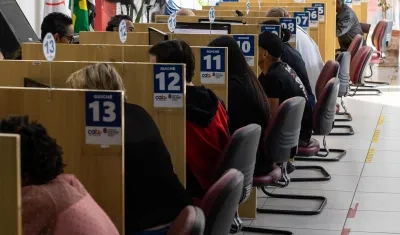 Personas se presentan para entrevistas laborales en el Centro de Apoyo al Trabajo y al Emprendimiento, en Sao Paulo (Brasil).
